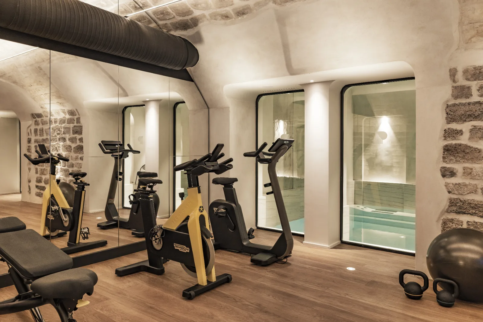 Salle de fitness sous voûte en pierre
