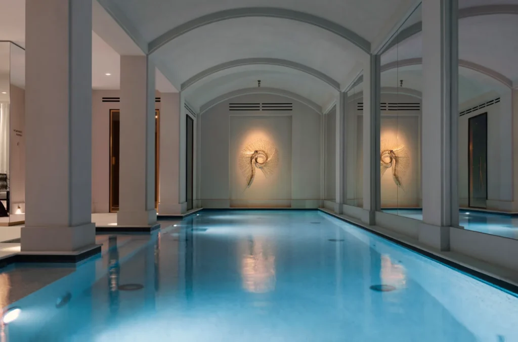 Piscine intérieure voûtée d'un spa d'hôtel