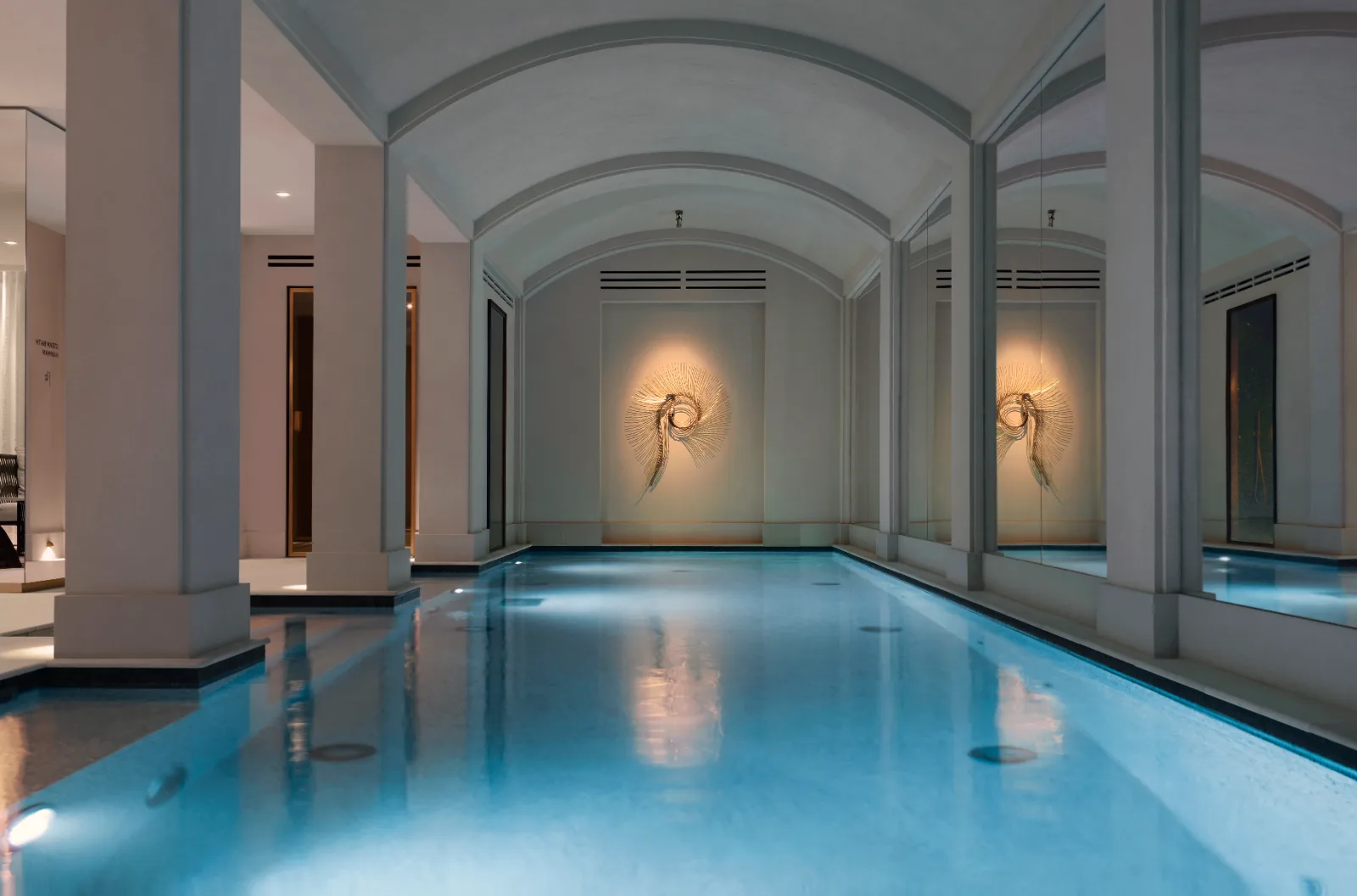 Piscine intérieure voûtée d'un spa d'hôtel