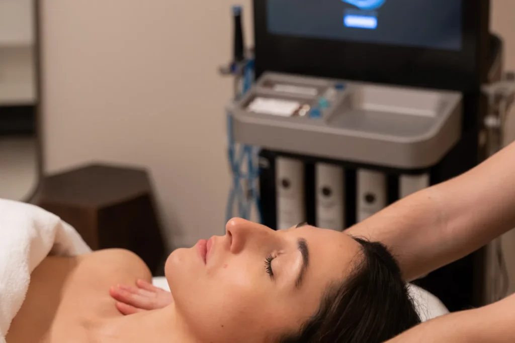 Soin HydraFacial au Spa Black Door à Paris