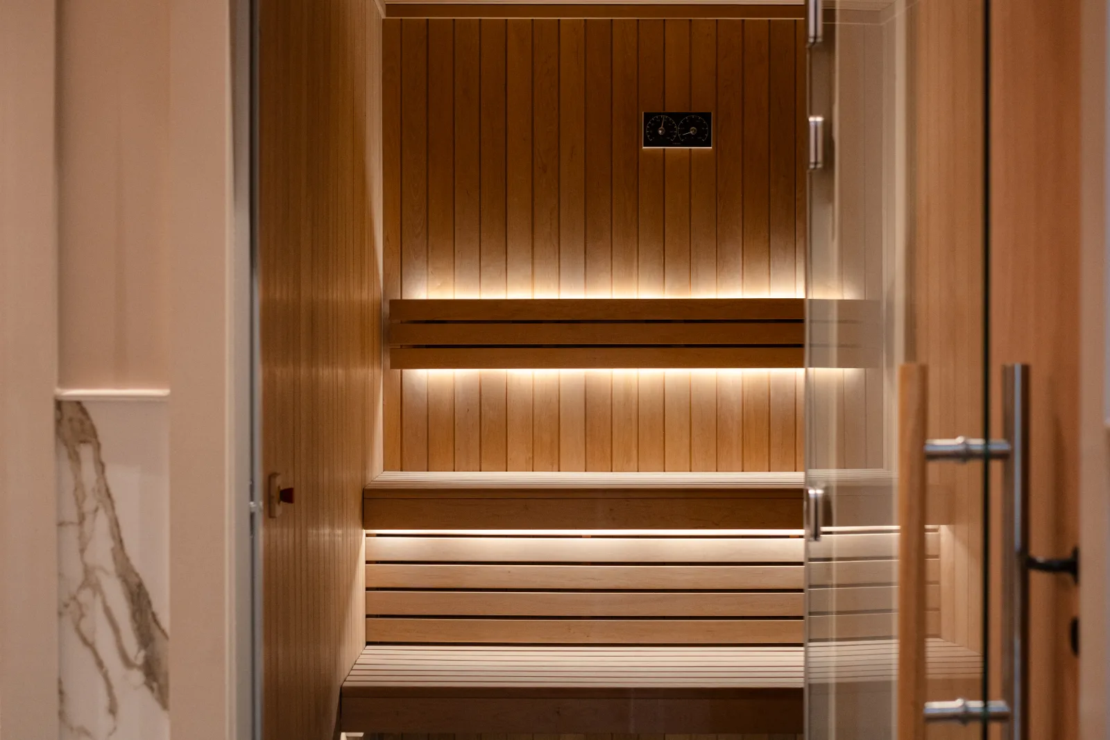 Sauna en bois éclairé