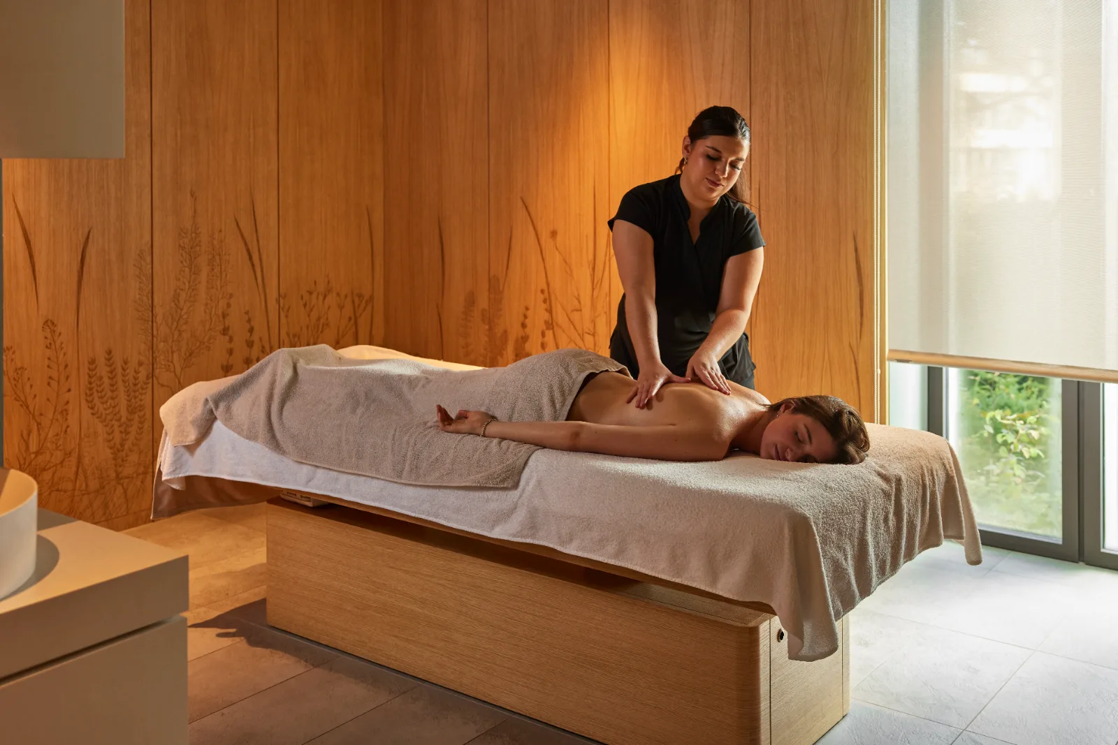 Massage en cabine dans un spa d'hôtel à Paris