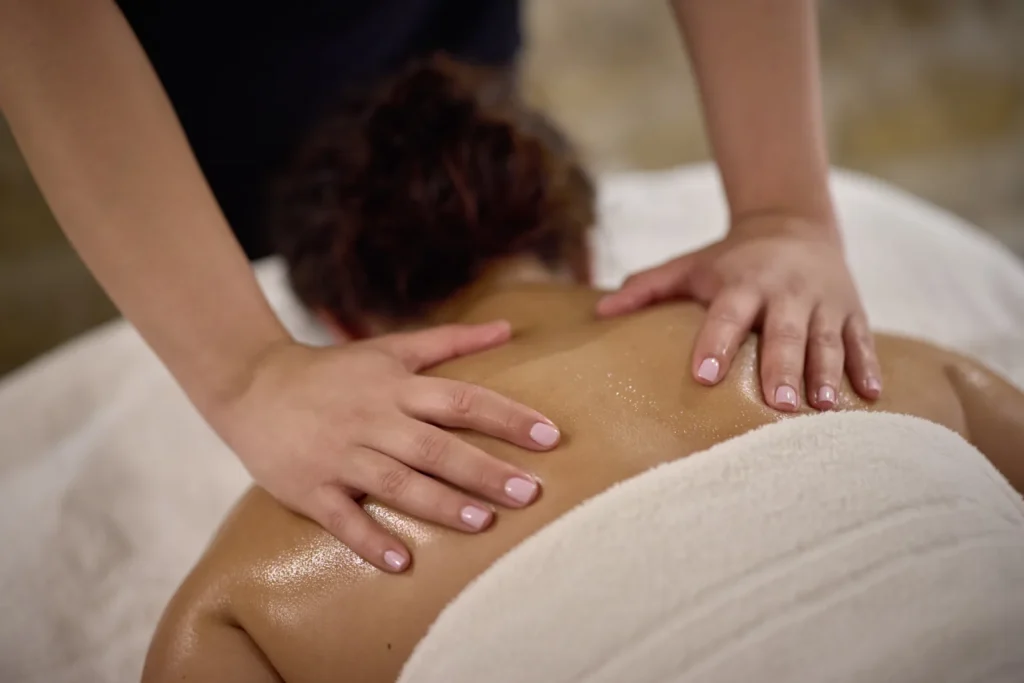 Massage du dos à l'huile en cabine