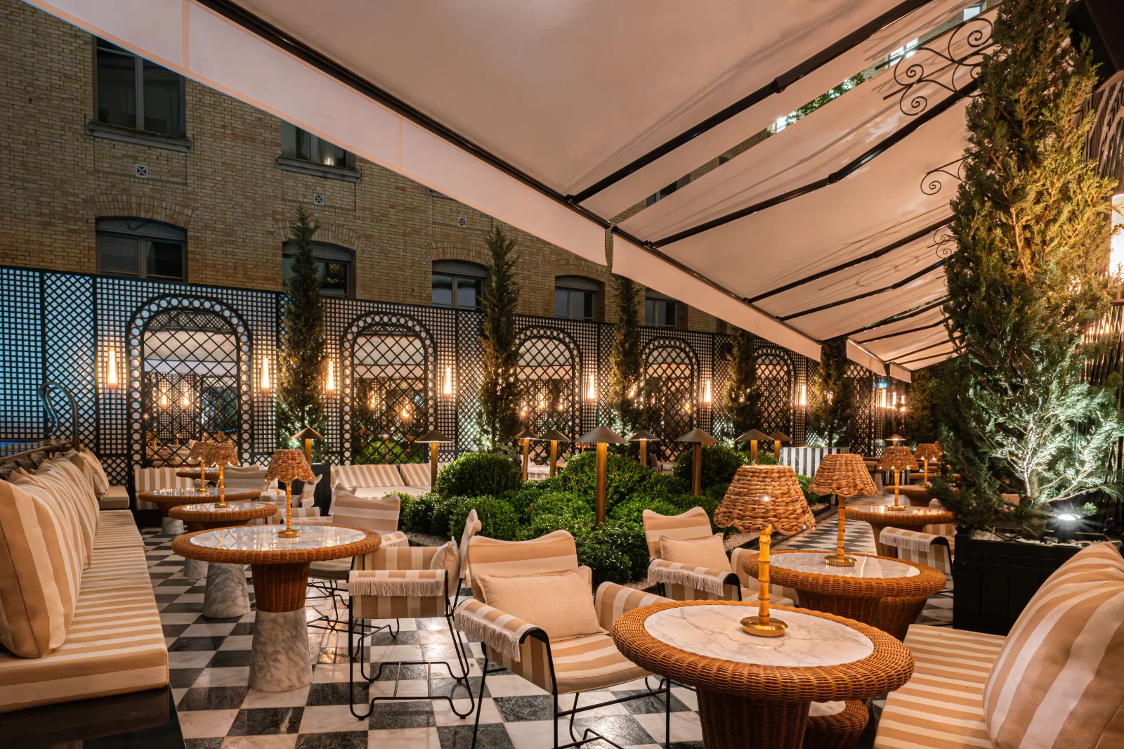 Terrasse d'hôtel illuminée en soirée