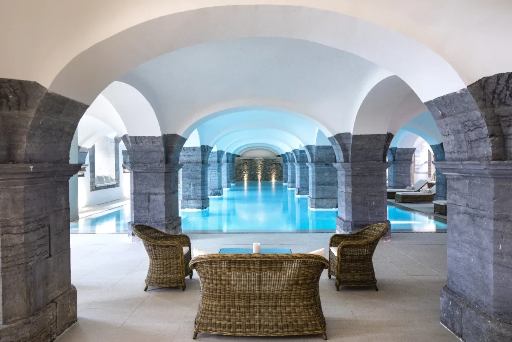 Piscine voûtée du spa de l'hôtel Royal Hainaut à Valenciennes