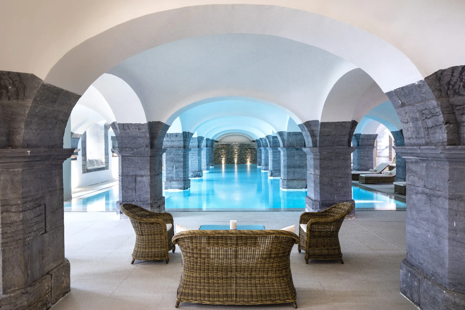 Piscine voûtée du spa de l'hôtel Royal Hainaut à Valenciennes