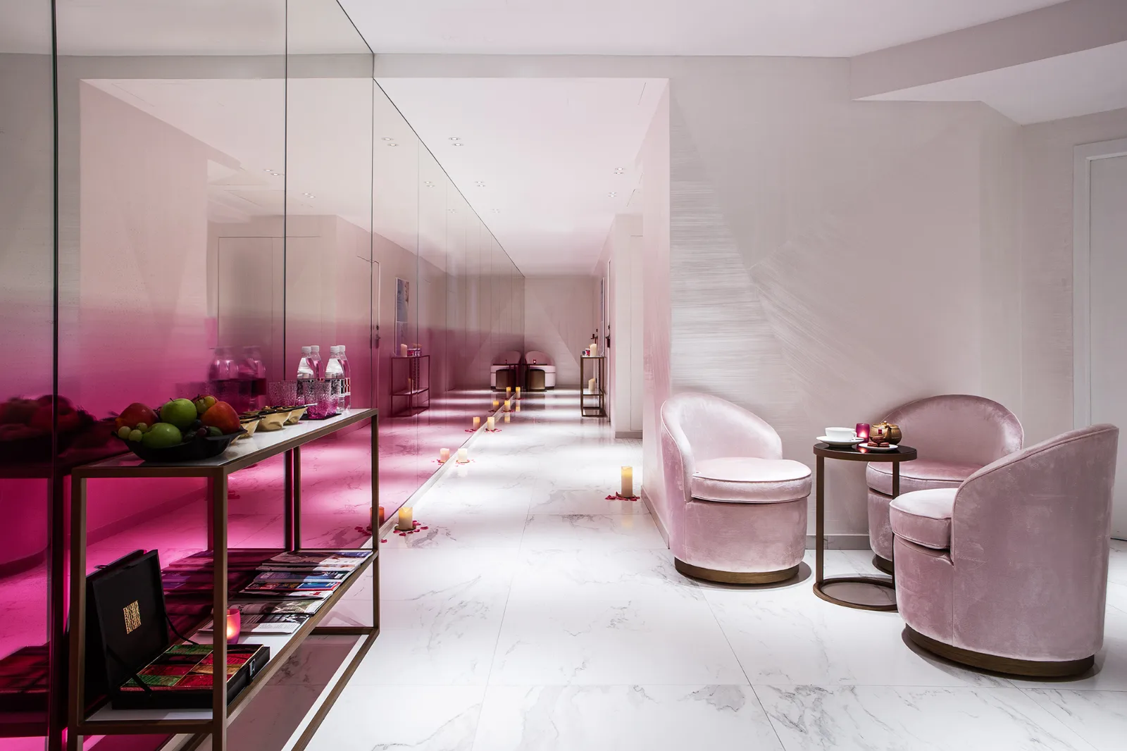 Salon de détente rose et blanc d'un spa