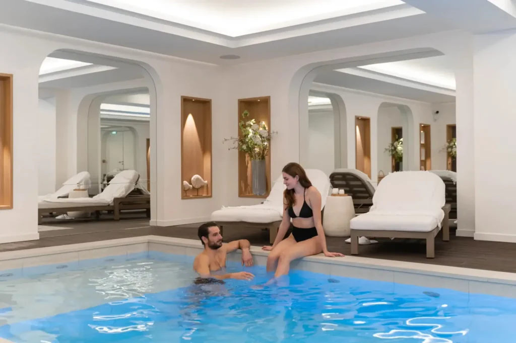 Couple dans la piscine du Spa Black Door, Paris 8e