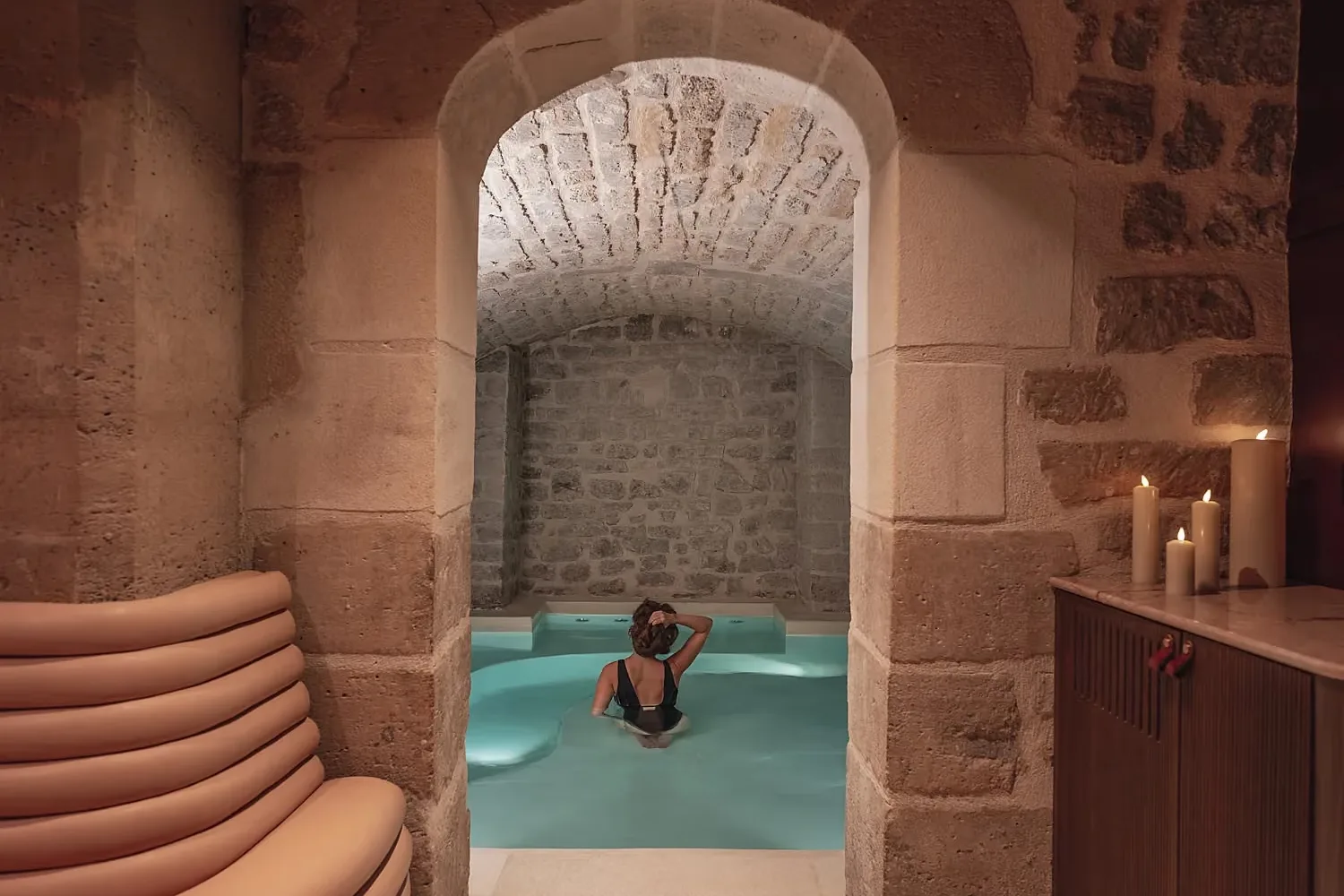 Bain privé sous voûte en pierre au Boudoir des Muses, Paris 3e