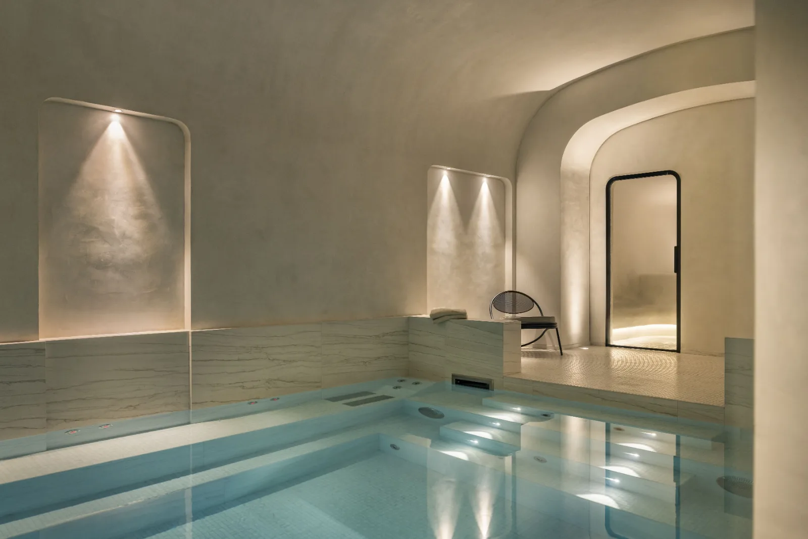 Piscine d'un spa à Saint-Germain-des-Prés