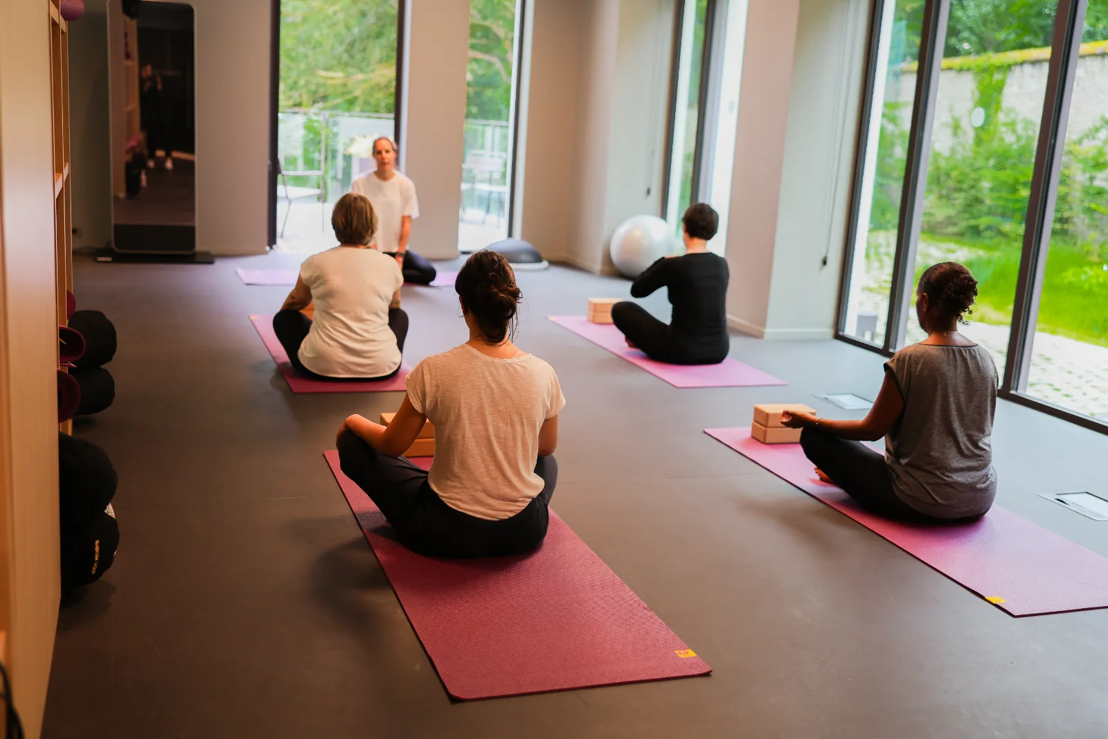 Cours de yoga dans un spa