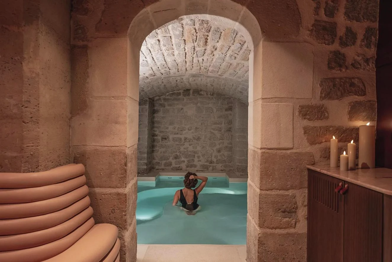Bassin sous voûte dans un spa privatif à Paris