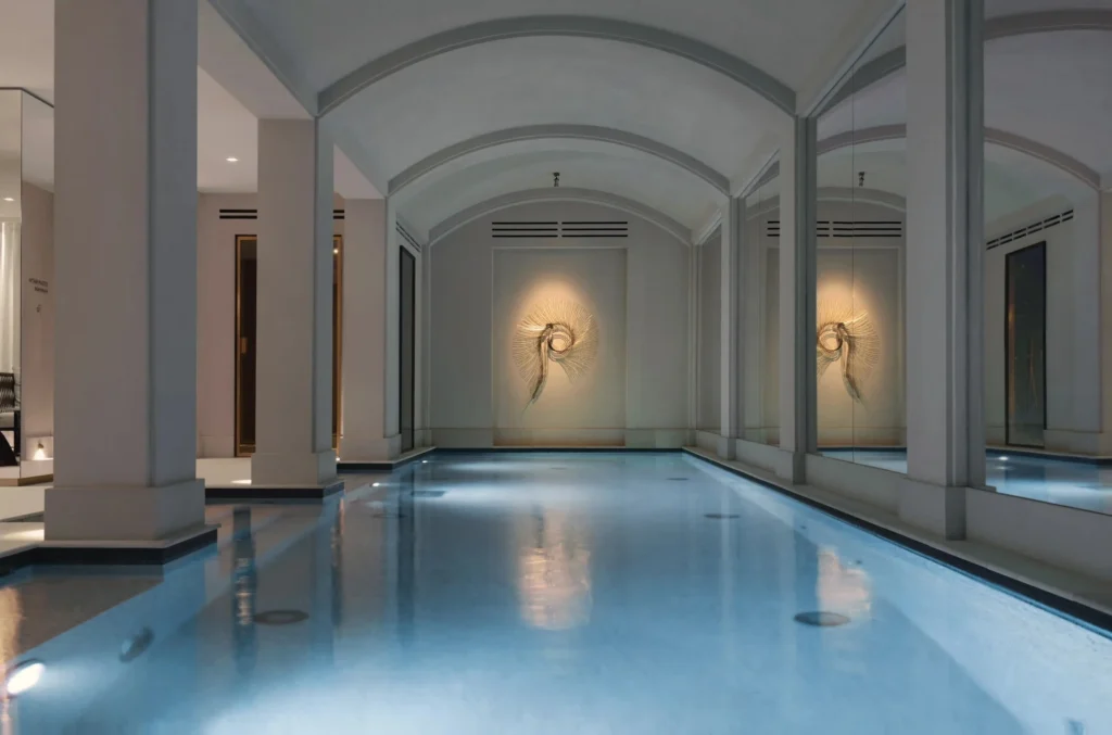 Piscine sous voûte du Spa Shiseido, spa d'hôtel à Paris