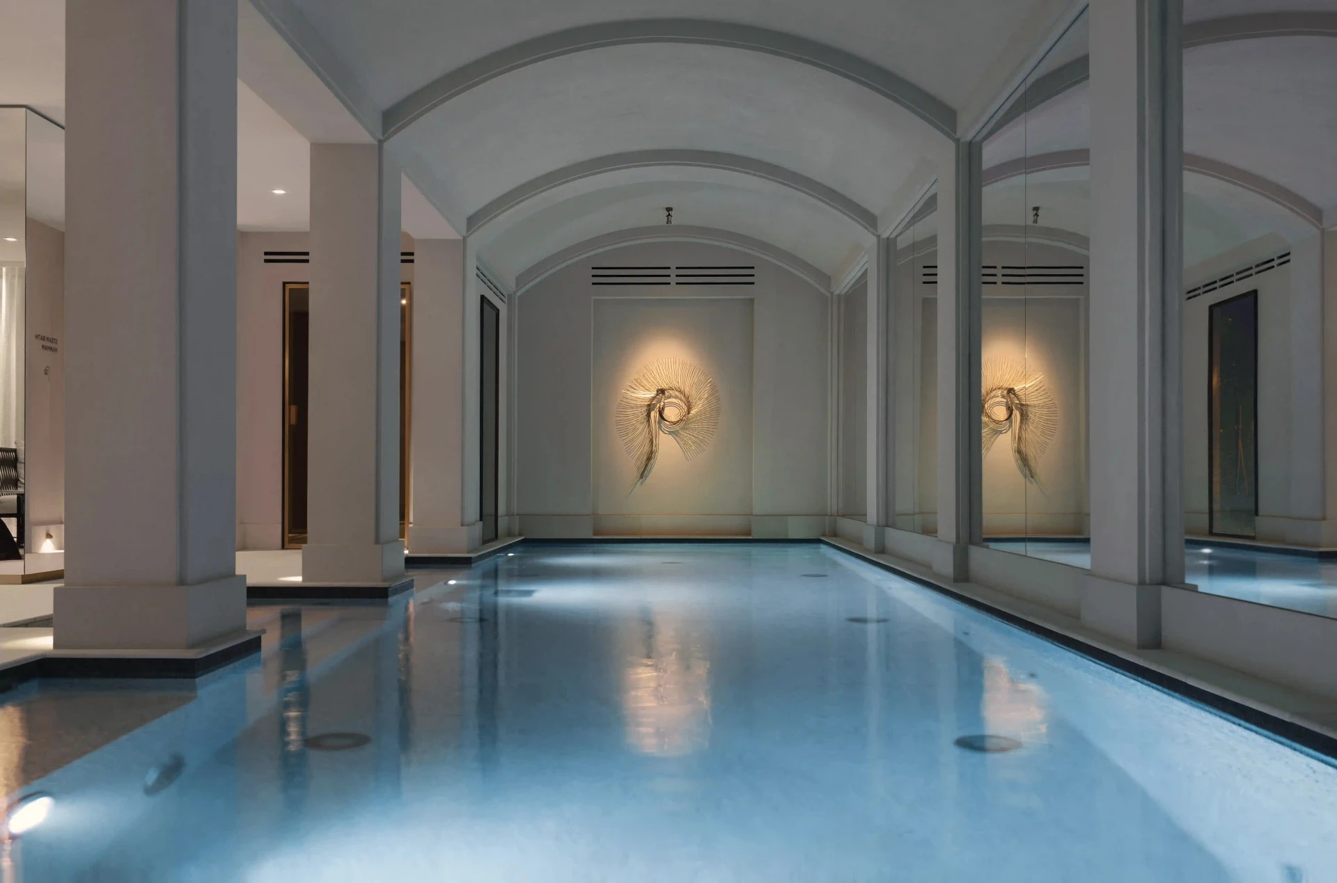 Piscine sous voûte du Spa Shiseido, spa d'hôtel à Paris