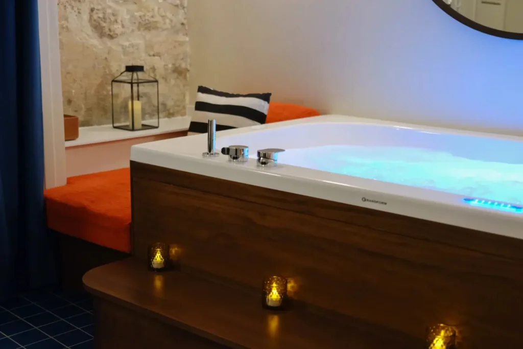 Baignoire balnéo du spa privatif de l'Hôtel Saint-André des Arts à Paris