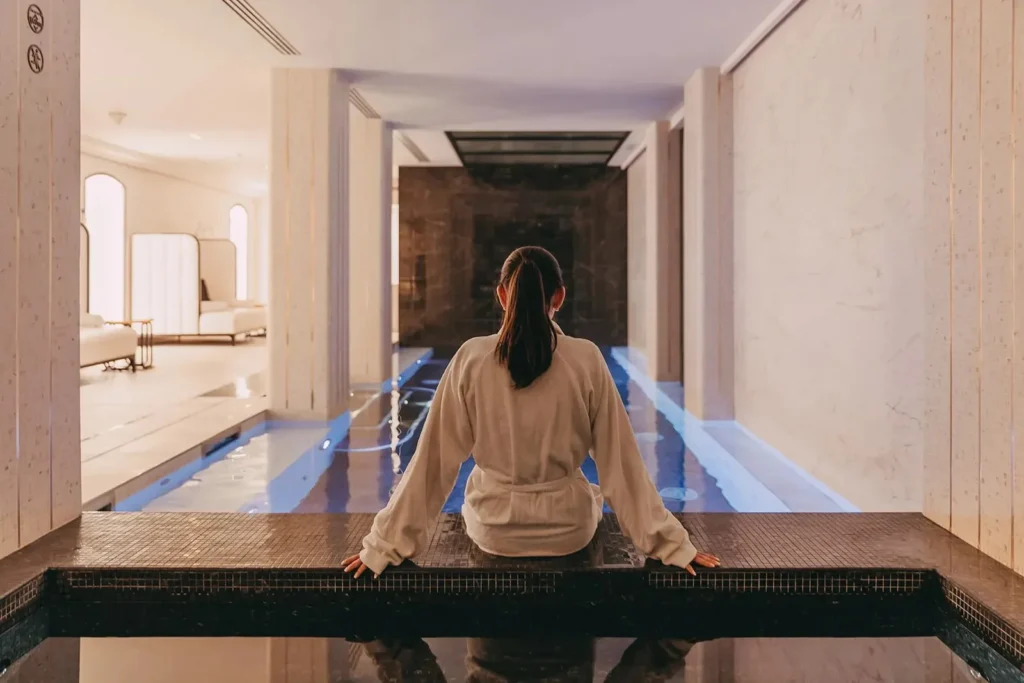 Cliente qui se détend au bord du bassin du Spa Narcisse Blanc à Paris