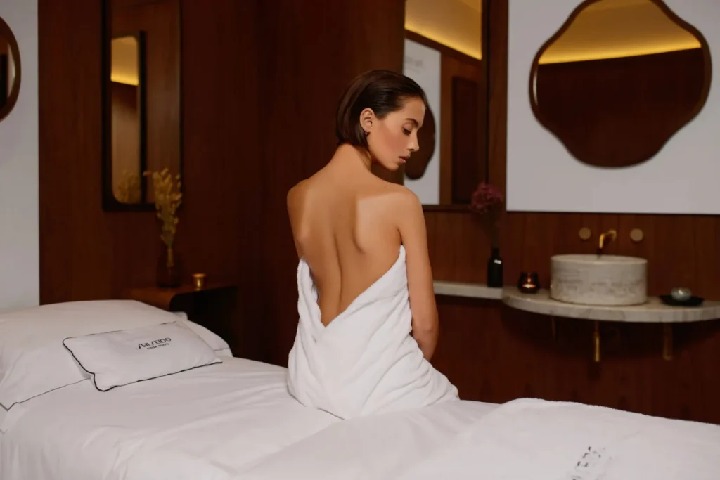 Cliente en cabine avant son massage au Spa Shiseido à Paris