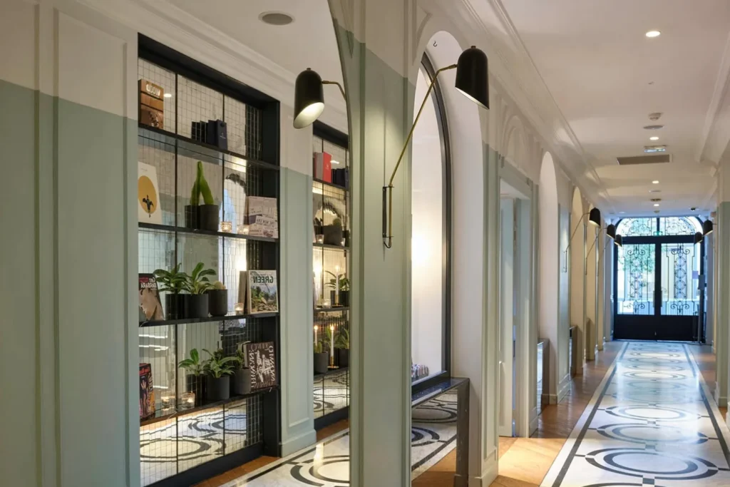 Couloir de l'Hôtel Bachaumont à Paris