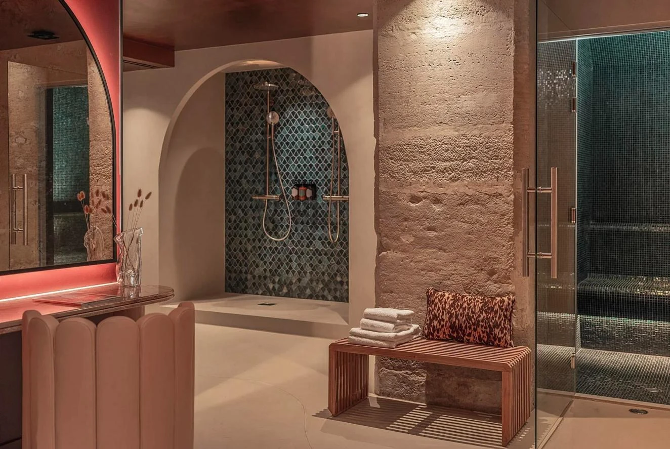 Entrée voûtée en pierre d'un spa privatif à Paris