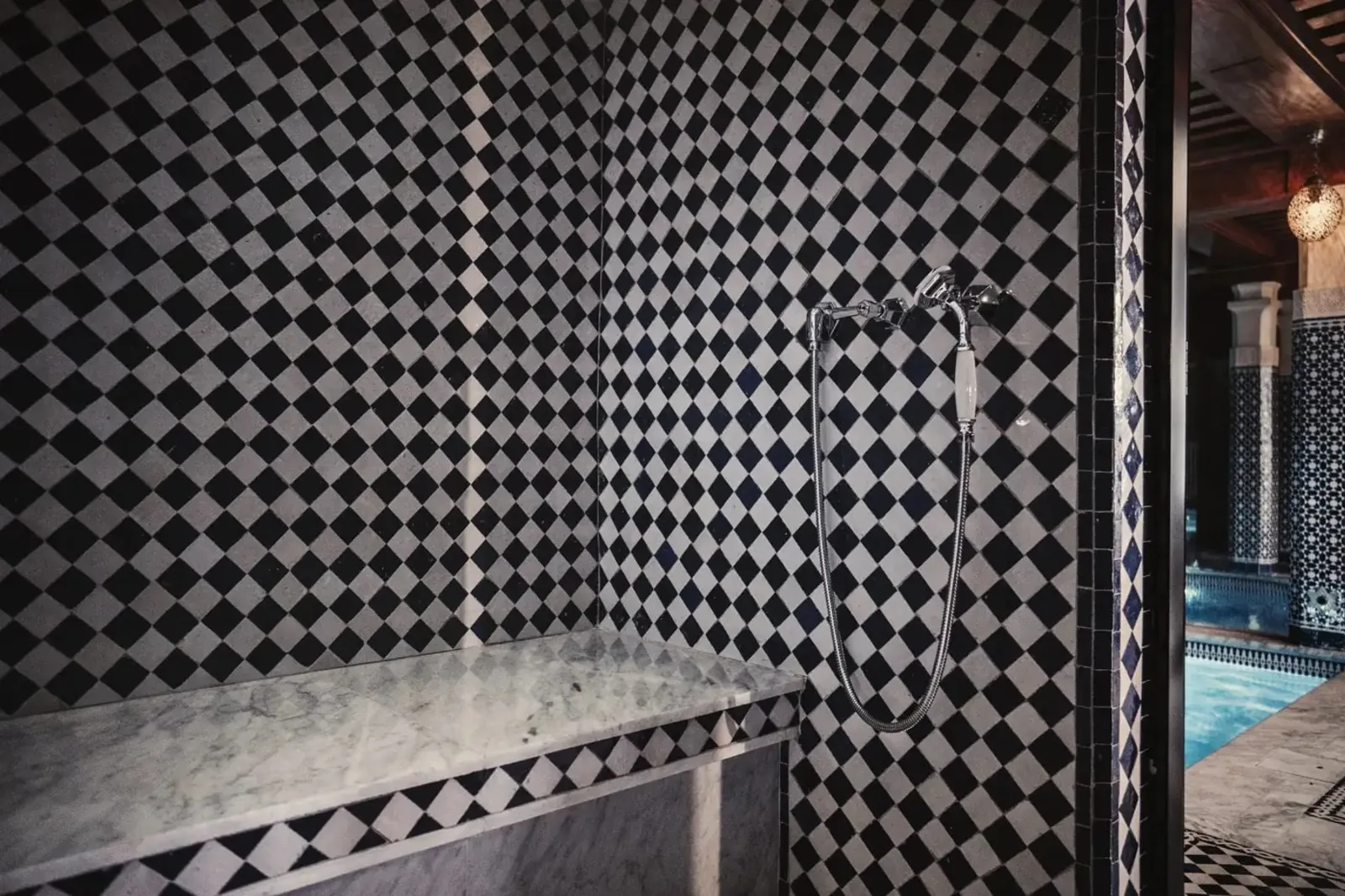 Hammam en marbre noir et blanc du Spa Maison Proust à Paris