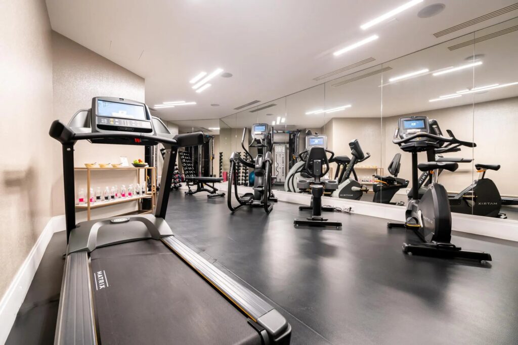 Salle de fitness au Beauty Spa de Fauchon l'Hôtel Paris