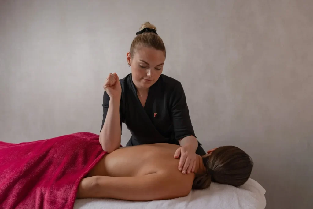 Massage du dos au Beauty Spa du Fauchon L'Hôtel Paris