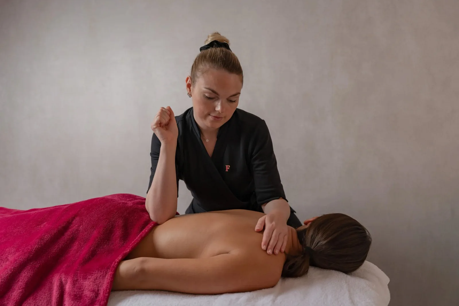 Massage du dos au Beauty Spa du Fauchon L'Hôtel Paris