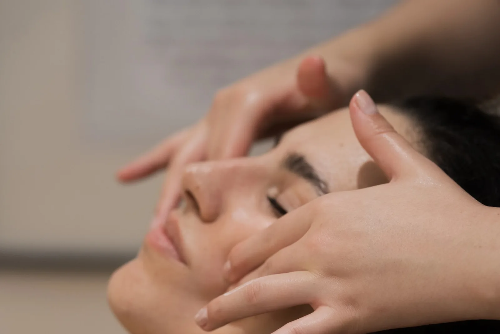 Massage du visage à l'Hôtel National des Arts et Métiers à Paris
