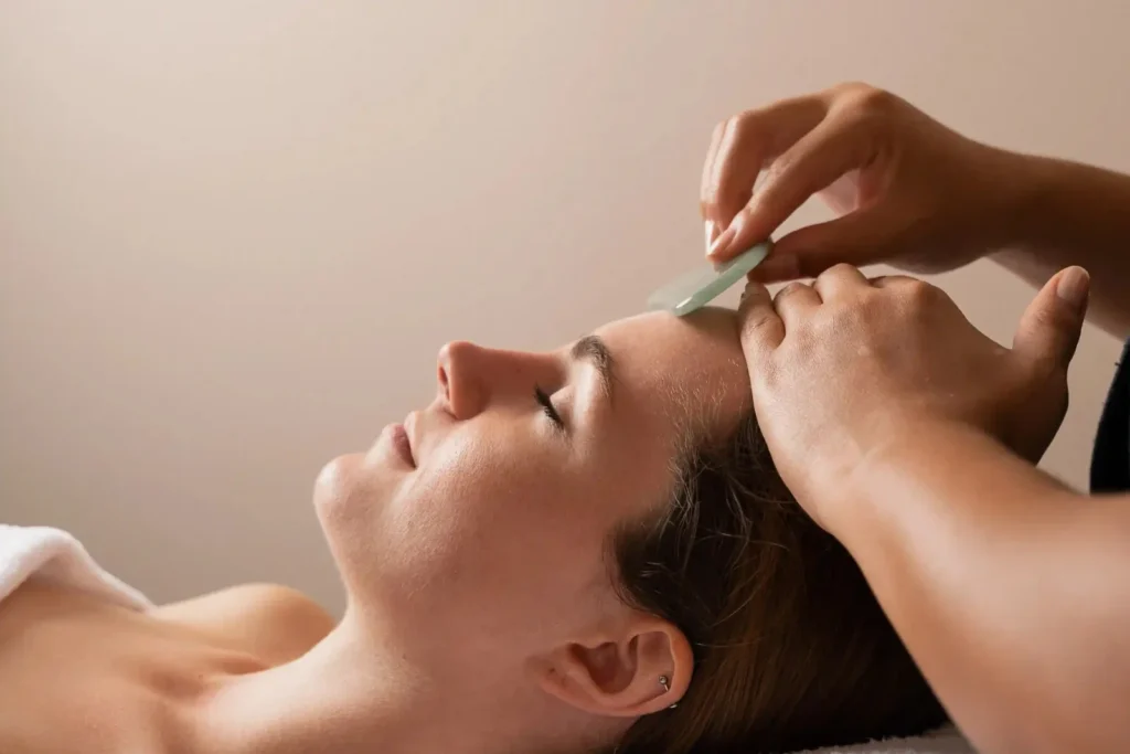 Massage du visage au Spa Les Lumières à Versailles