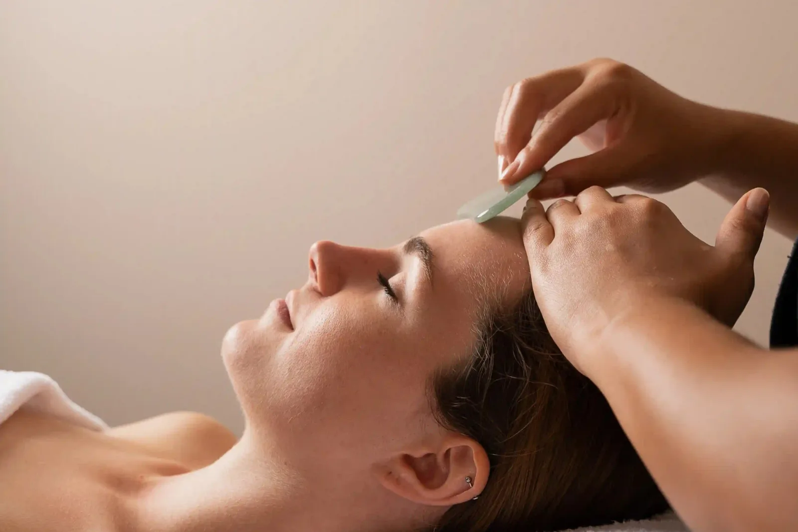 Massage du visage au Spa Les Lumières à Versailles