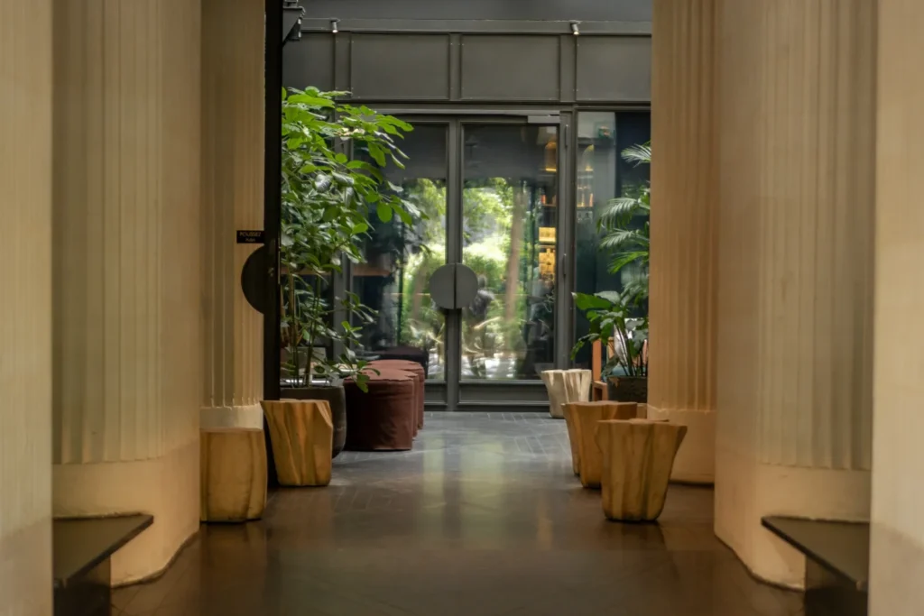 Patio de l'Hôtel National des Arts et Métiers à Paris