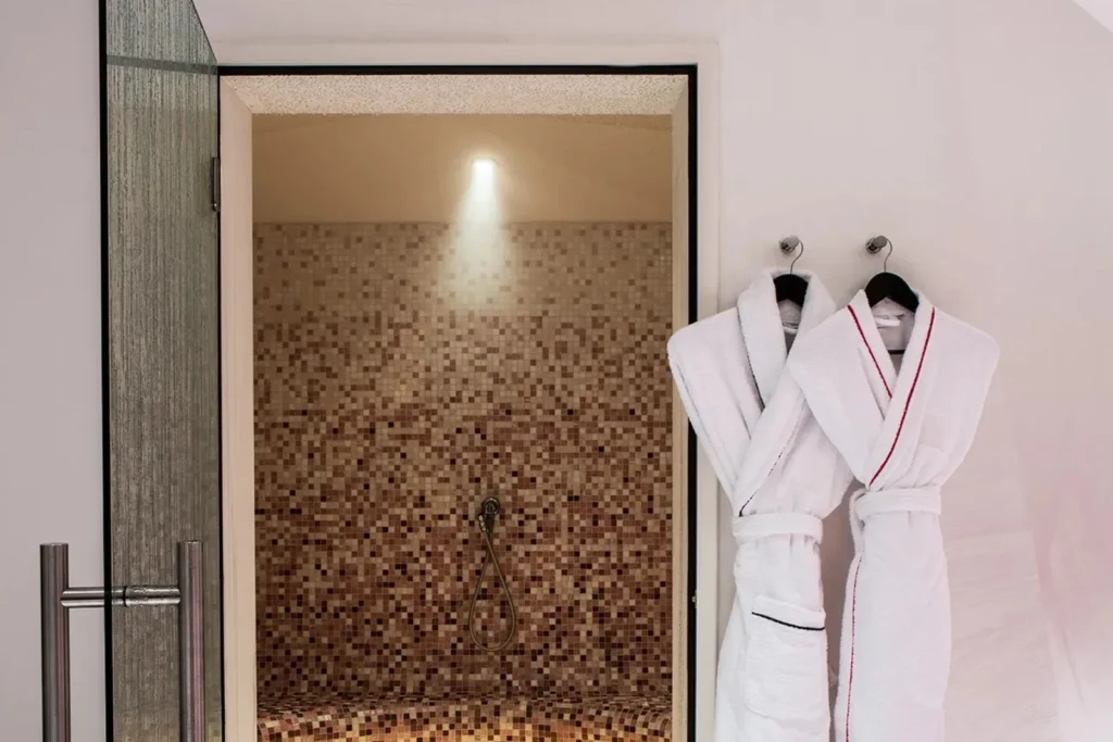 Peignoirs prêts pour les clients au Beauty Spa du Fauchon L'Hôtel Paris