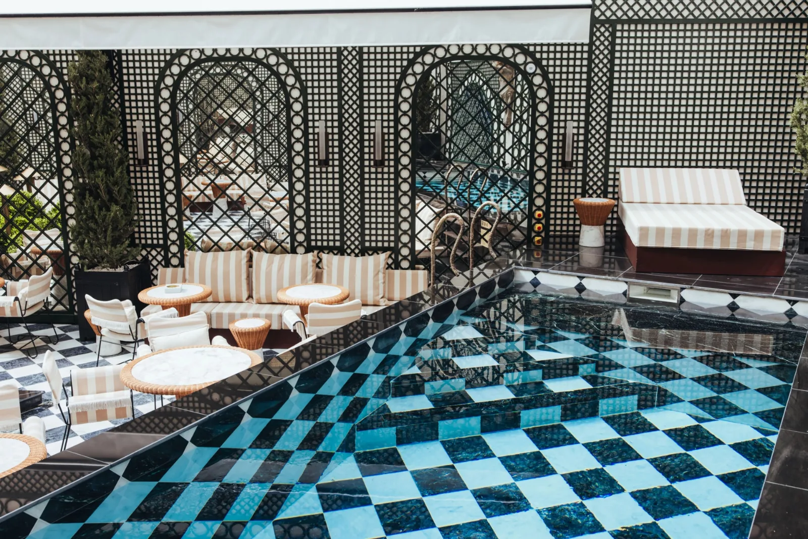 Piscine à damier du Spa SAX Hôtel à Paris