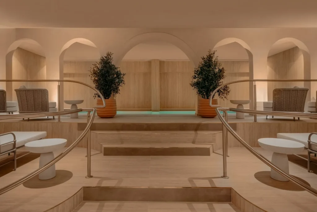 Piscine du spa Unlimited de La Maison Champs-Élysées à Paris