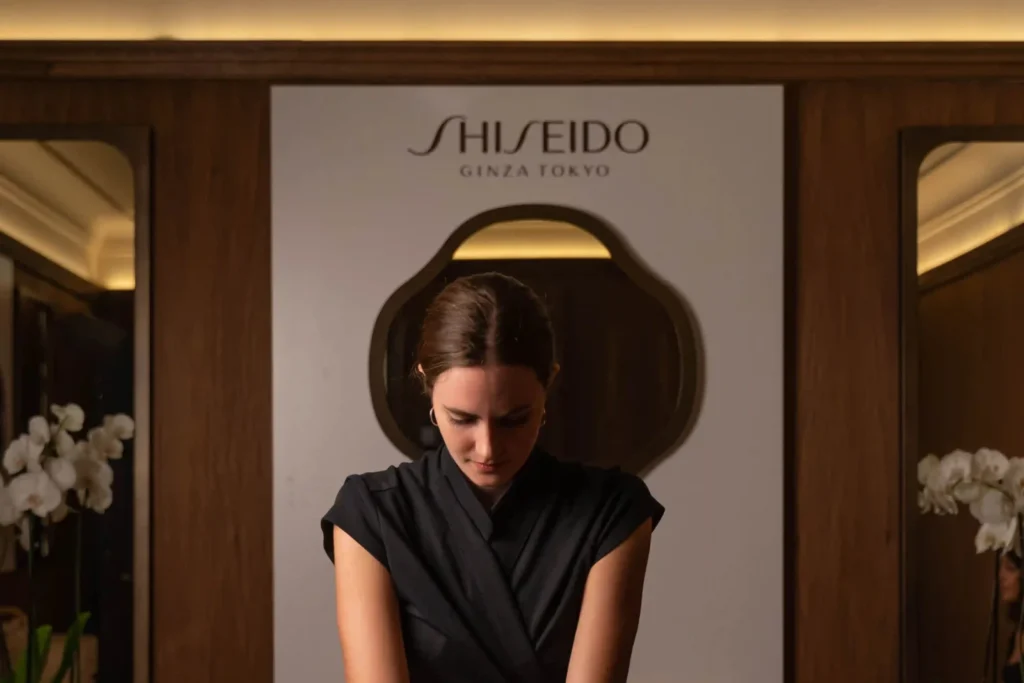 Praticienne du Spa Shiseido à Paris en cabine de soin