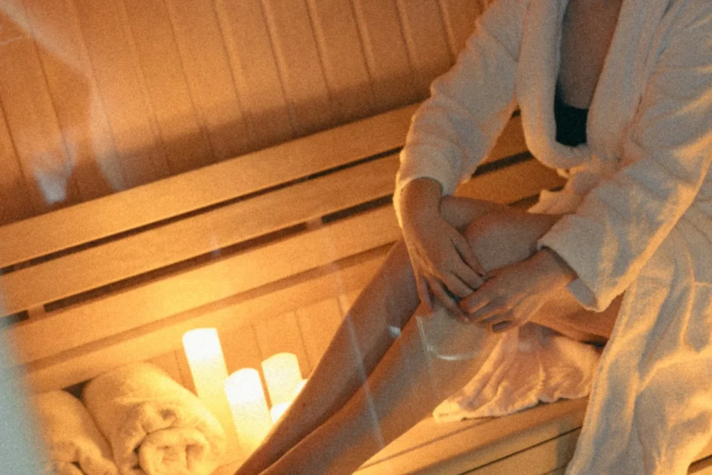 Sauna éclairé aux bougies du Dandy Hôtel à Paris