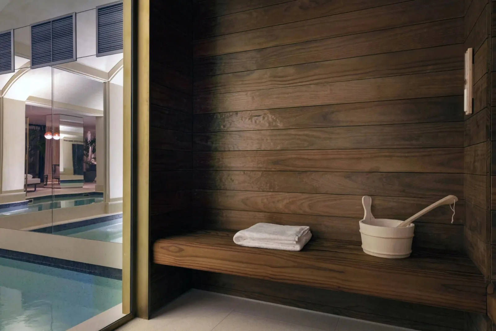Sauna avec vue sur la piscine au Spa Shiseido à Paris